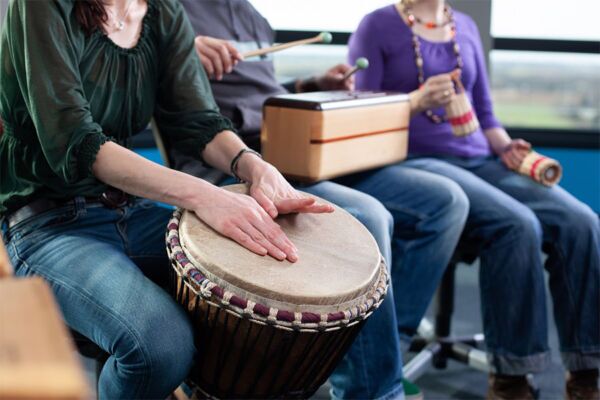 Group-of-people-playing-musical-instruments-during-recreational-therapy-for-substance-abuse-treatment.-600x400